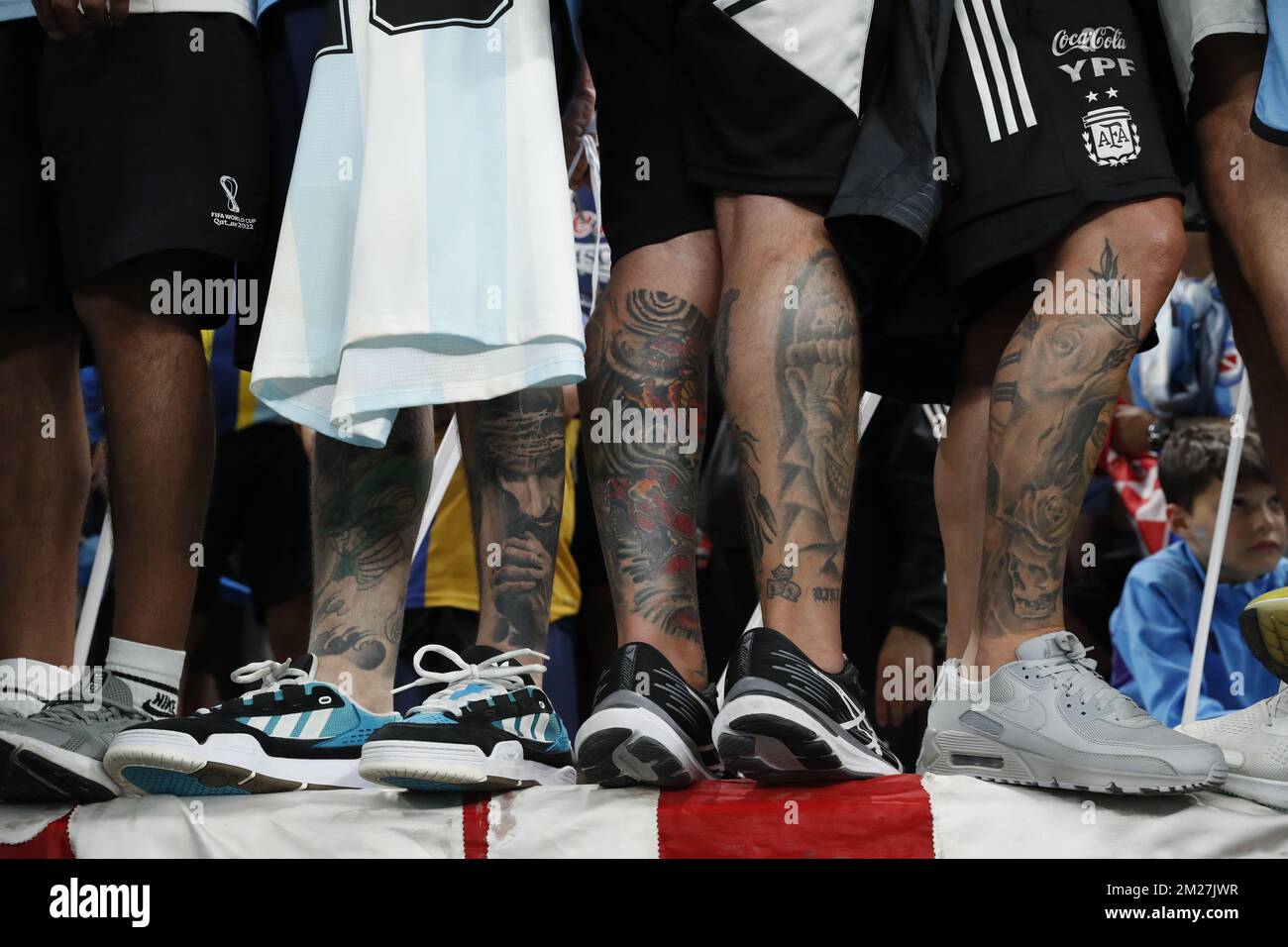 AL DAAYEN - sostenitori dell'Argentina durante la Coppa del mondo FIFA Qatar 2022 Semifinale match tra Argentina e Croazia al Lusail Stadium il 13 dicembre 2022 ad al Daayen, Qatar. AP | Olandese altezza | MAURICE DI PIETRA Foto Stock