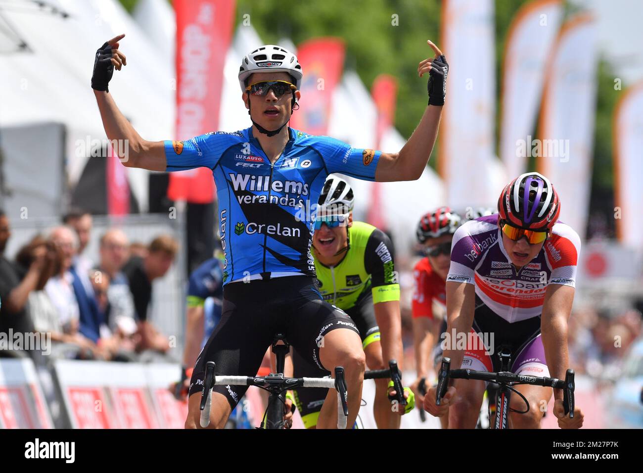 Il belga Wout van Aert di Veranda Willems - Crelan festeggia il traguardo dopo aver vinto la prima edizione del rinnovato Elfstedenronde Bruges Cycling Classic, una gara ciclistica di 199,0km km da Bruges a Bruges, domenica 18 giugno 2017. BELGA FOTO LUC CLAESSEN Foto Stock