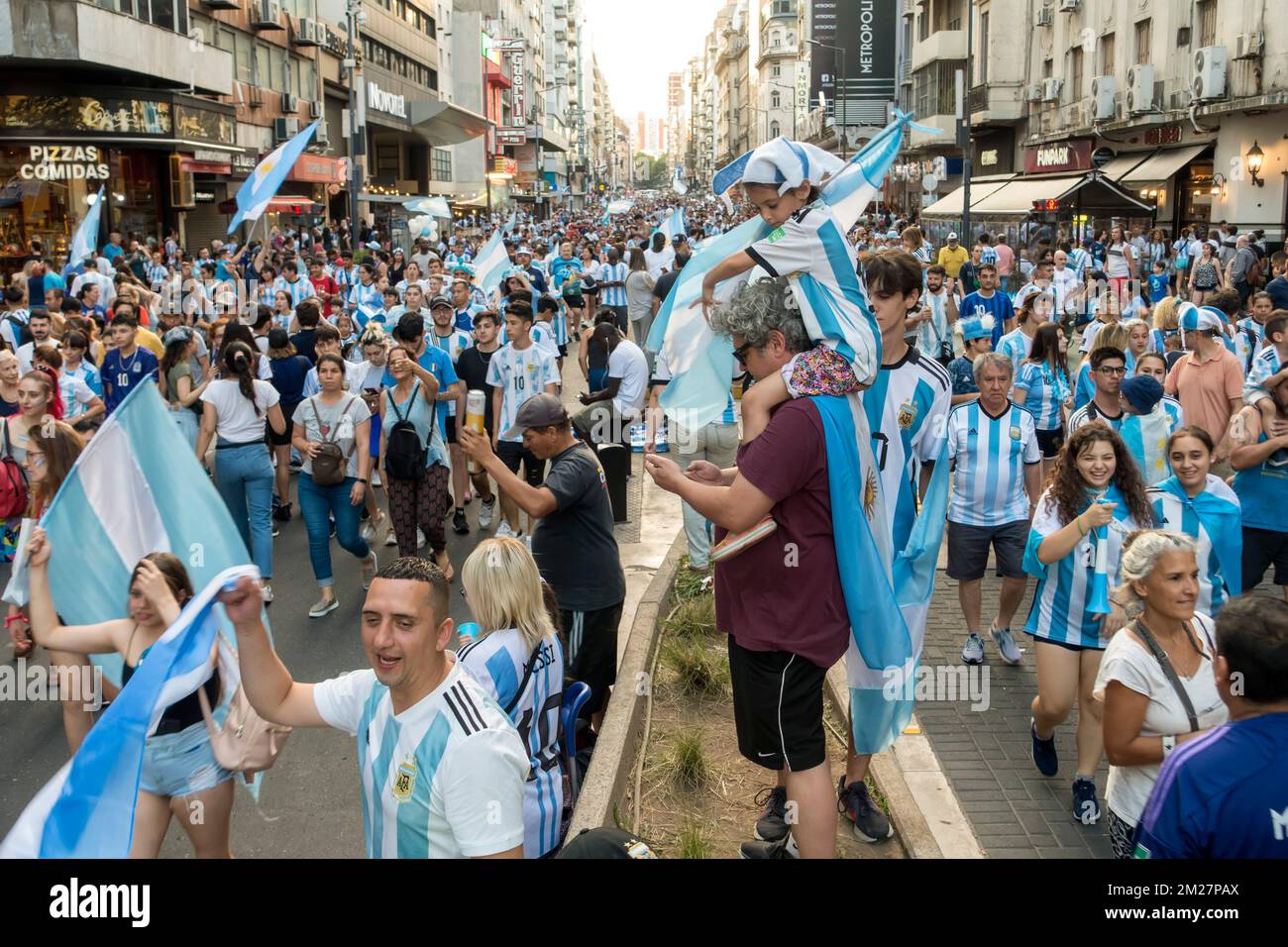 I tifosi argentini festeggiano durante la Coppa del mondo FIFA 2022 Foto Stock