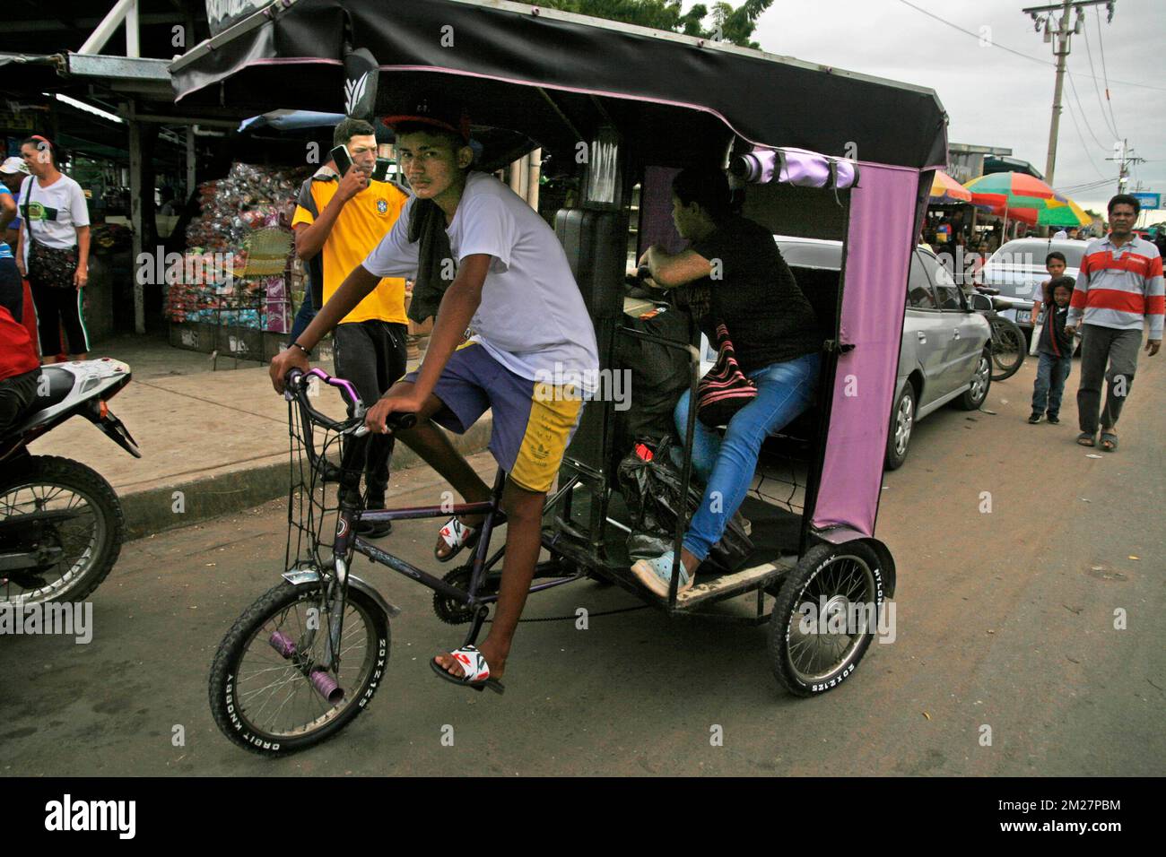 Maracaibo, Venezuela. 13th Dec, 2022. Gli abitanti del settore ''la Curve la Molina'' si mobilitano in pedicabs e tricicli da carico, data la scarsità e la dollarizzazione della benzina questo martedì 13 dicembre a Maracaibo Venezuela. Le biciclette modificate sono il mezzo di trasporto per le persone che vivono nelle zone della classe medio-bassa della città. Questa situazione ha generato lunghe code di veicoli presso le stazioni di servizio, a seguito dell'arresto dell'unità di cracking catalitico della più grande raffineria del paese, Amuay, chiave nella produzione di benzina, che ha presentato un guasto nella prima settimana di D Foto Stock