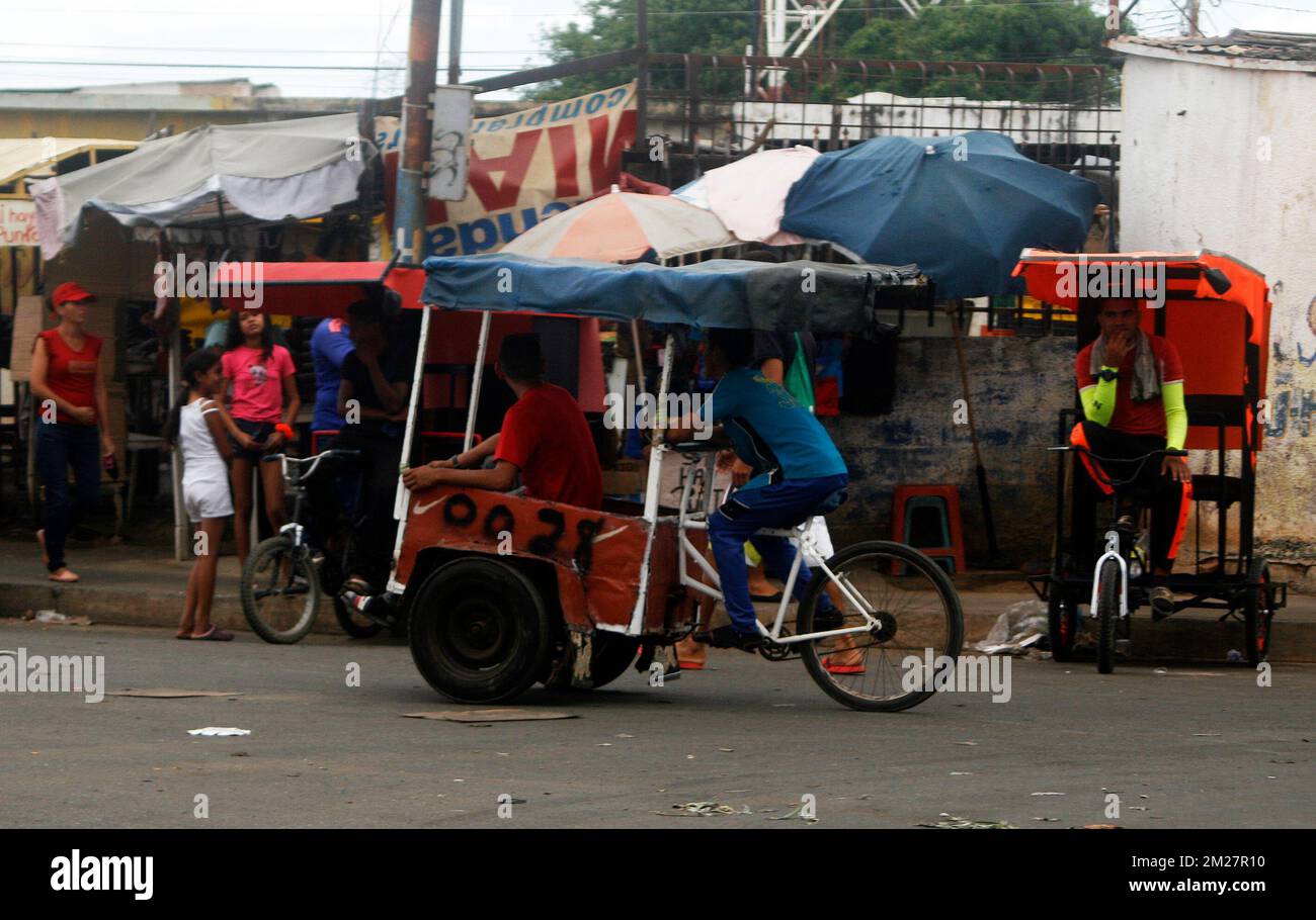 Maracaibo, Venezuela. 13th Dec, 2022. Gli abitanti del settore ''la Curve la Molina'' si mobilitano in pedicabs e tricicli da carico, data la scarsità e la dollarizzazione della benzina questo martedì 13 dicembre a Maracaibo Venezuela. Le biciclette modificate sono il mezzo di trasporto per le persone che vivono nelle zone della classe medio-bassa della città. Questa situazione ha generato lunghe code di veicoli presso le stazioni di servizio, a seguito dell'arresto dell'unità di cracking catalitico della più grande raffineria del paese, Amuay, chiave nella produzione di benzina, che ha presentato un guasto nella prima settimana di D Foto Stock