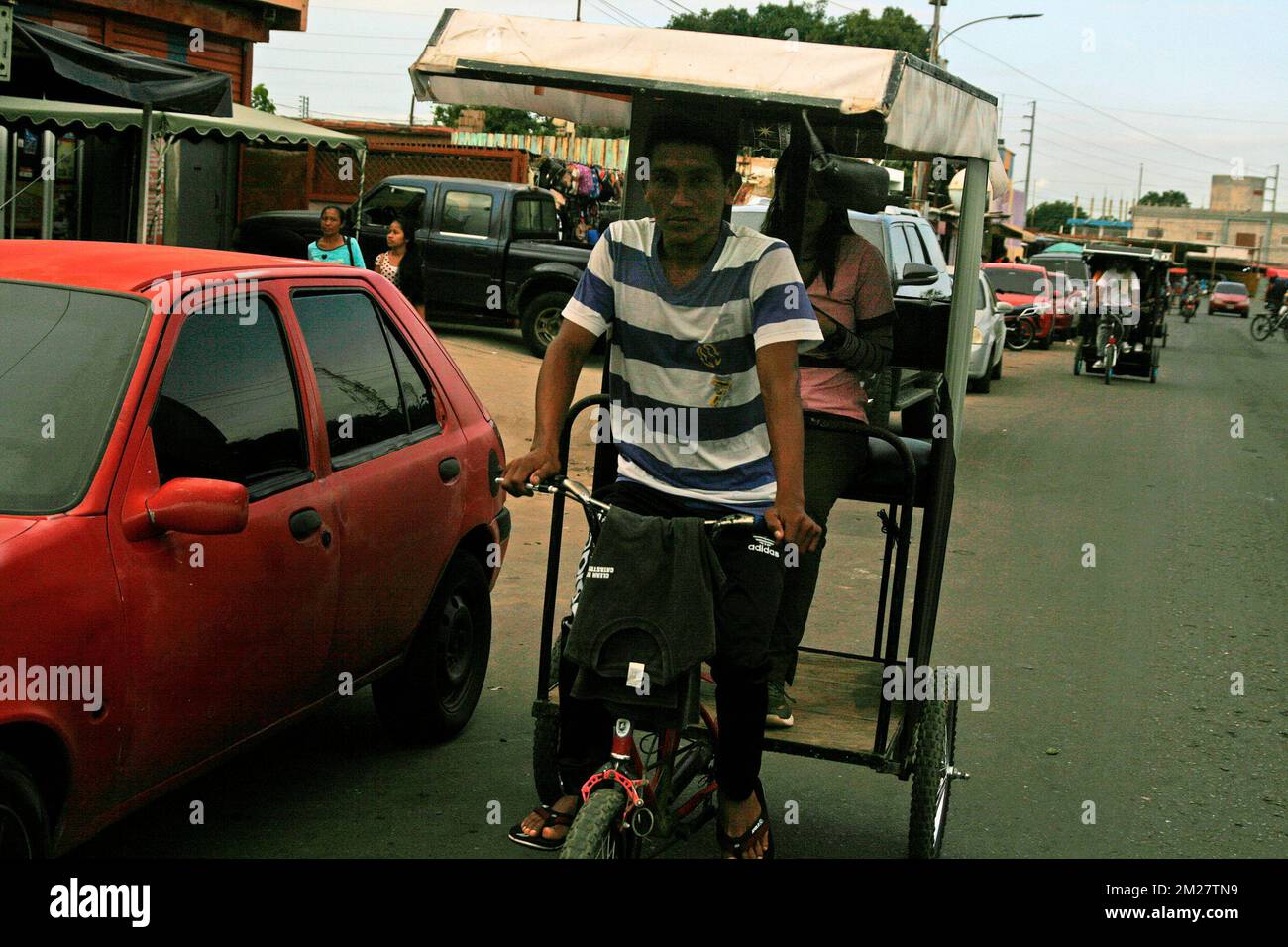 Maracaibo, Venezuela. 13th Dec, 2022. Gli abitanti del settore ''la Curve la Molina'' si mobilitano in pedicabs e tricicli da carico, data la scarsità e la dollarizzazione della benzina questo martedì 13 dicembre a Maracaibo Venezuela. Le biciclette modificate sono il mezzo di trasporto per le persone che vivono nelle zone della classe medio-bassa della città. Questa situazione ha generato lunghe code di veicoli presso le stazioni di servizio, a seguito dell'arresto dell'unità di cracking catalitico della più grande raffineria del paese, Amuay, chiave nella produzione di benzina, che ha presentato un guasto nella prima settimana di D Foto Stock