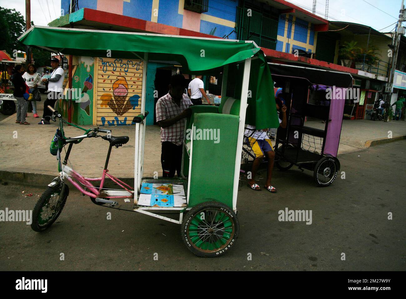 Maracaibo, Venezuela. 13th Dec, 2022. Gli abitanti del settore ''la Curve la Molina'' si mobilitano in pedicabs e tricicli da carico, data la scarsità e la dollarizzazione della benzina questo martedì 13 dicembre a Maracaibo Venezuela. Le biciclette modificate sono il mezzo di trasporto per le persone che vivono nelle zone della classe medio-bassa della città. Questa situazione ha generato lunghe code di veicoli presso le stazioni di servizio, a seguito dell'arresto dell'unità di cracking catalitico della più grande raffineria del paese, Amuay, chiave nella produzione di benzina, che ha presentato un guasto nella prima settimana di D Foto Stock