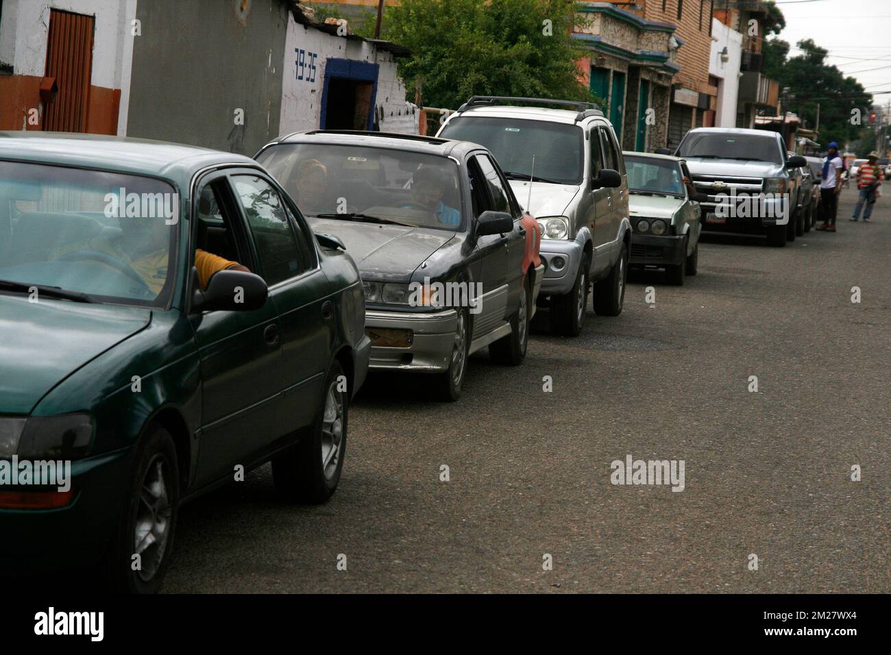 Maracaibo, Venezuela. 13th Dec, 2022. Gli abitanti del settore ''la Curve la Molina'' si mobilitano in pedicabs e tricicli da carico, data la scarsità e la dollarizzazione della benzina questo martedì 13 dicembre a Maracaibo Venezuela. Le biciclette modificate sono il mezzo di trasporto per le persone che vivono nelle zone della classe medio-bassa della città. Questa situazione ha generato lunghe code di veicoli presso le stazioni di servizio, a seguito dell'arresto dell'unità di cracking catalitico della più grande raffineria del paese, Amuay, chiave nella produzione di benzina, che ha presentato un guasto nella prima settimana di D Foto Stock