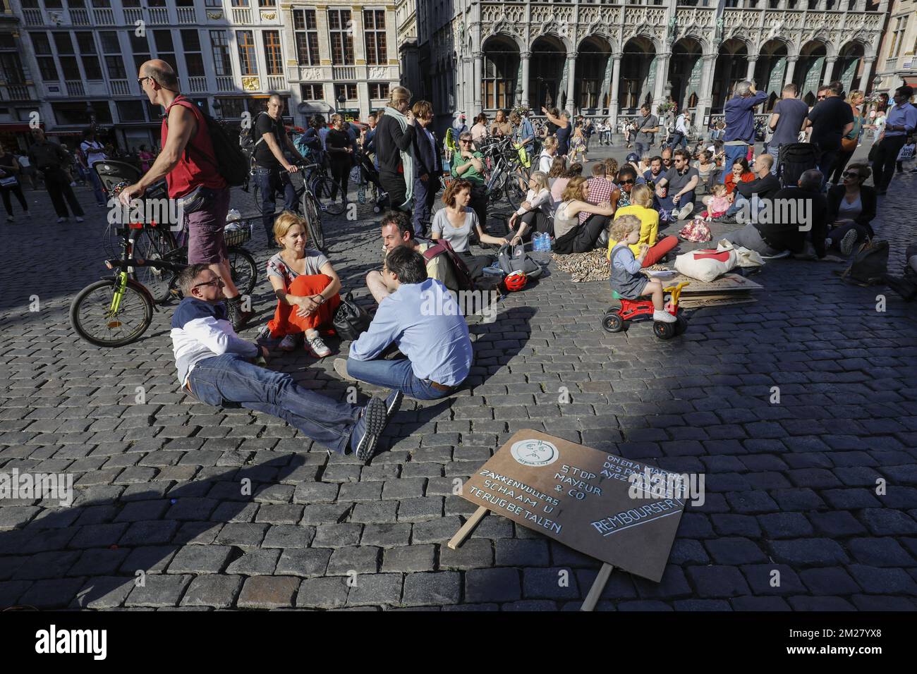 L'immagine mostra una protesta sit-in 'per un altro stile di politica', al di fuori di una riunione del consiglio comunale di Bruxelles, presso la Grand Place - Grote Markt piazza di fronte al municipio di Bruxelles, lunedì 26 giugno 2017. Il primo punto all'ordine del giorno del consiglio è l'officiazione del licenziamento di Mayeur come sindaco di Bruxelles. FOTO DI BELGA THIERRY ROGE Foto Stock