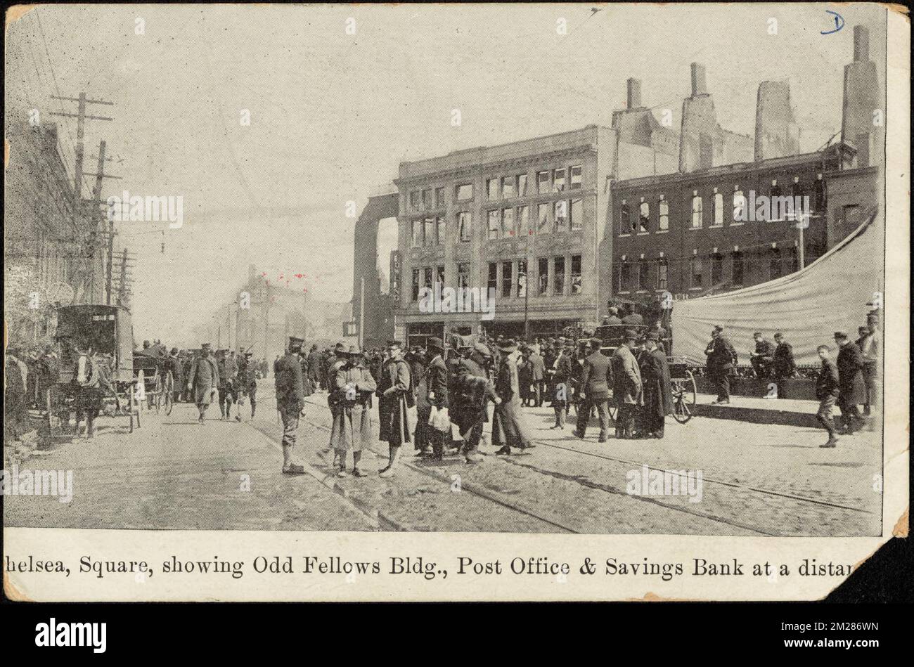 [C]Helsea Square, che mostra Odd Fellows bldg., ufficio postale e banca di risparmio a dista[nce] , incendi, rovine, uffici postali, banche, Ordine indipendente di Odd Fellows. Chelsea Public Library Archive Collection Foto Stock