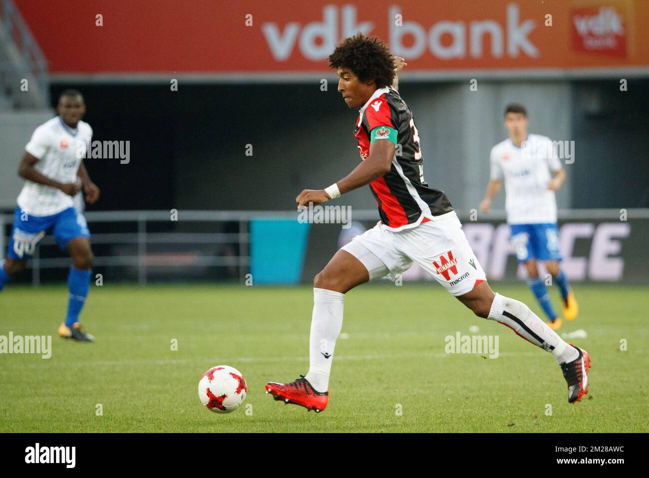 Dante di Nizza combatte per la palla durante una amichevole partita di calcio tra la squadra di calcio belga KAA Gent e la squadra francese Ligue 1 Nizza, giovedì 13 luglio 2017 a Gent. BELGA FOTO KURT DESPLENTER Foto Stock