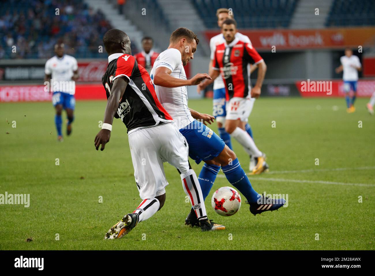 Gent's Birger Verstraete combatte per la palla durante una amichevole partita di calcio tra la prima squadra di calcio belga KAA Gent e la squadra francese Ligue 1 Nizza, giovedì 13 luglio 2017 a Gent. BELGA FOTO KURT DESPLENTER Foto Stock
