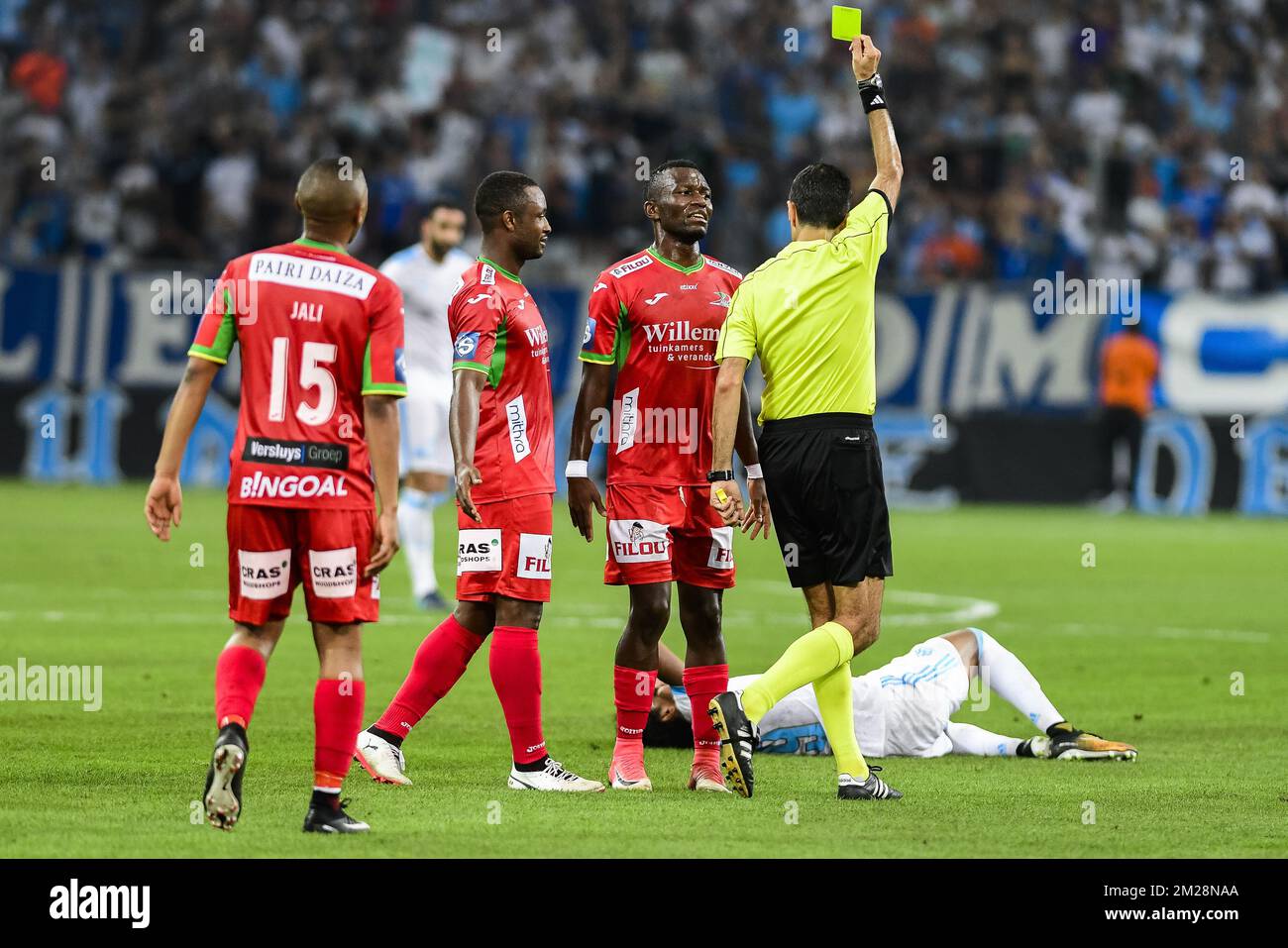 Emmanuel banda di Ostenda riceve una carta gialla dall'arbitro durante una partita di calcio tra il club francese Olympique de Marseille e la squadra belga KV Ostenda, la prima tappa del terzo turno di qualificazione per il concorso UEFA Europa League, giovedì 27 luglio 2017 a Marsiglia. FOTO DI BELGA LAURIE DIEFFEMBACQ Foto Stock