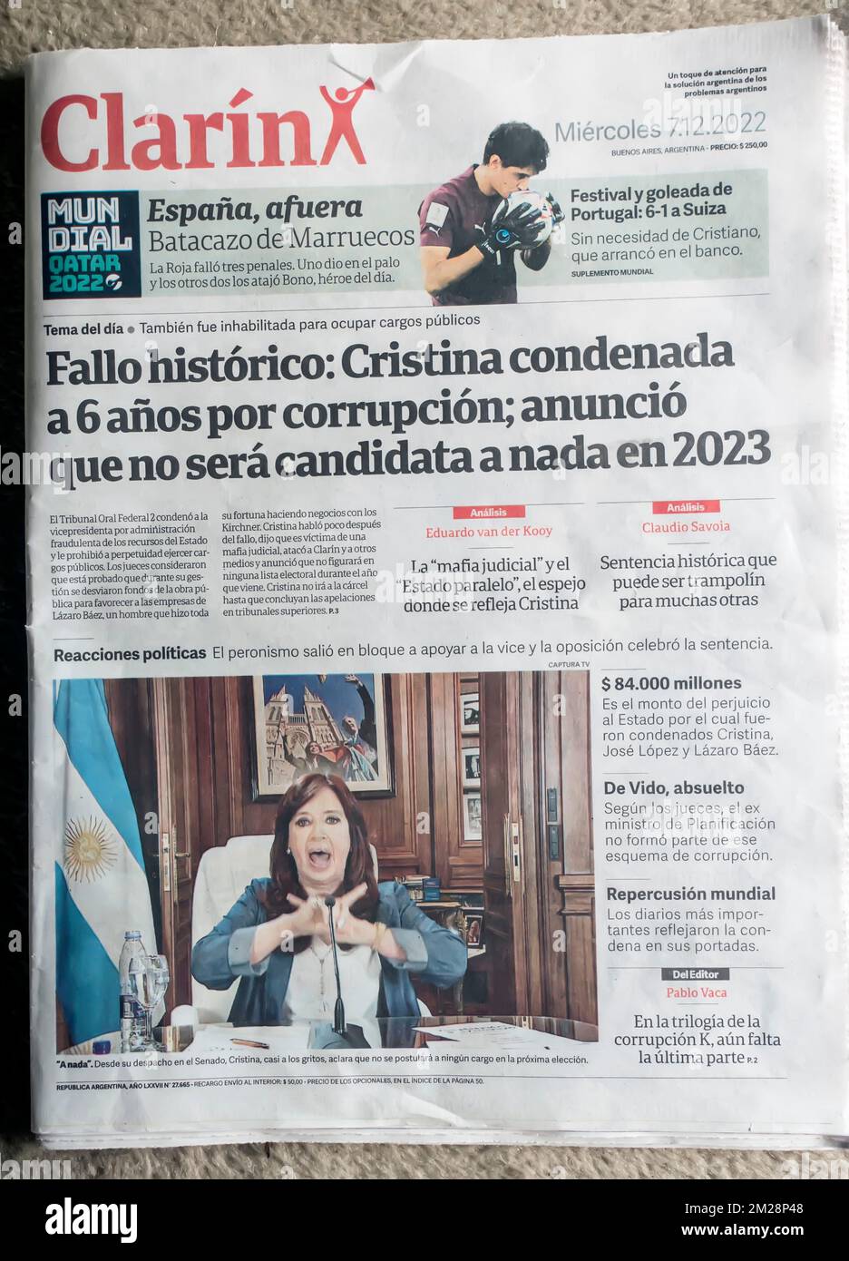Giornale argentino Clarin prima pagina notizia della condanna di sei anni di carcere per corruzione della Vicepresidente Cristina Fernandez de Kirchner Foto Stock