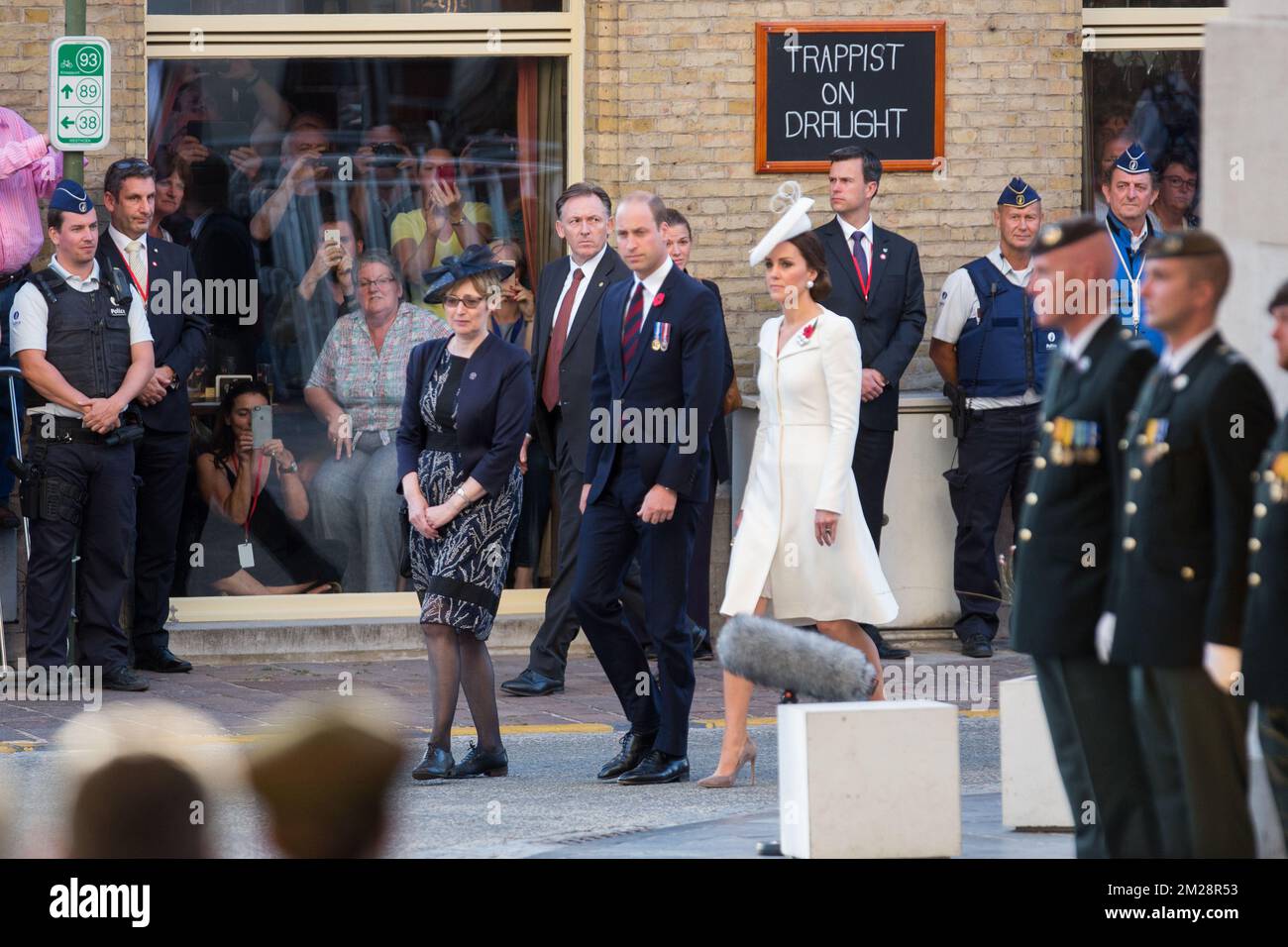 Ambasciatore britannico in Belgio, Alison Rose, Principe britannico William, Duca di Cambridge e Principessa britannica Kate, la Duchessa di Cambridge arrivano per la cerimonia dell'ultimo Post alla Commissione delle tombe del Commonwealth Ypres Memorial al Menenpoort di Ieper (Menin Gate, Ypres) Parte della commemorazione per il centario di Passchendaele, la terza battaglia di Ypres il 30th e 31st luglio 2017, domenica 30 luglio 2017. BELGA FOTO PISCINA ALAIN ROLLAND Foto Stock