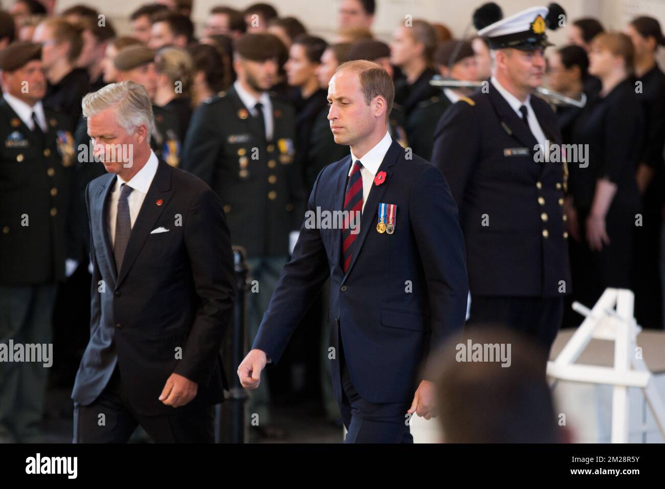 Re Filippo - Filip del Belgio e Principe britannico William, Duca di Cambridge nella foto alla cerimonia dell'ultimo Post alla Commissione delle tombe di guerra del Commonwealth Ypres Memorial al Menenpoort in Ieper (Menin Gate, Ypres) parte della commemorazione per il centary di Passchendaele, La terza battaglia di Ypres il 30th e 31st luglio 2017, domenica 30 luglio 2017. BELGA FOTO PISCINA ALAIN ROLLAND Foto Stock