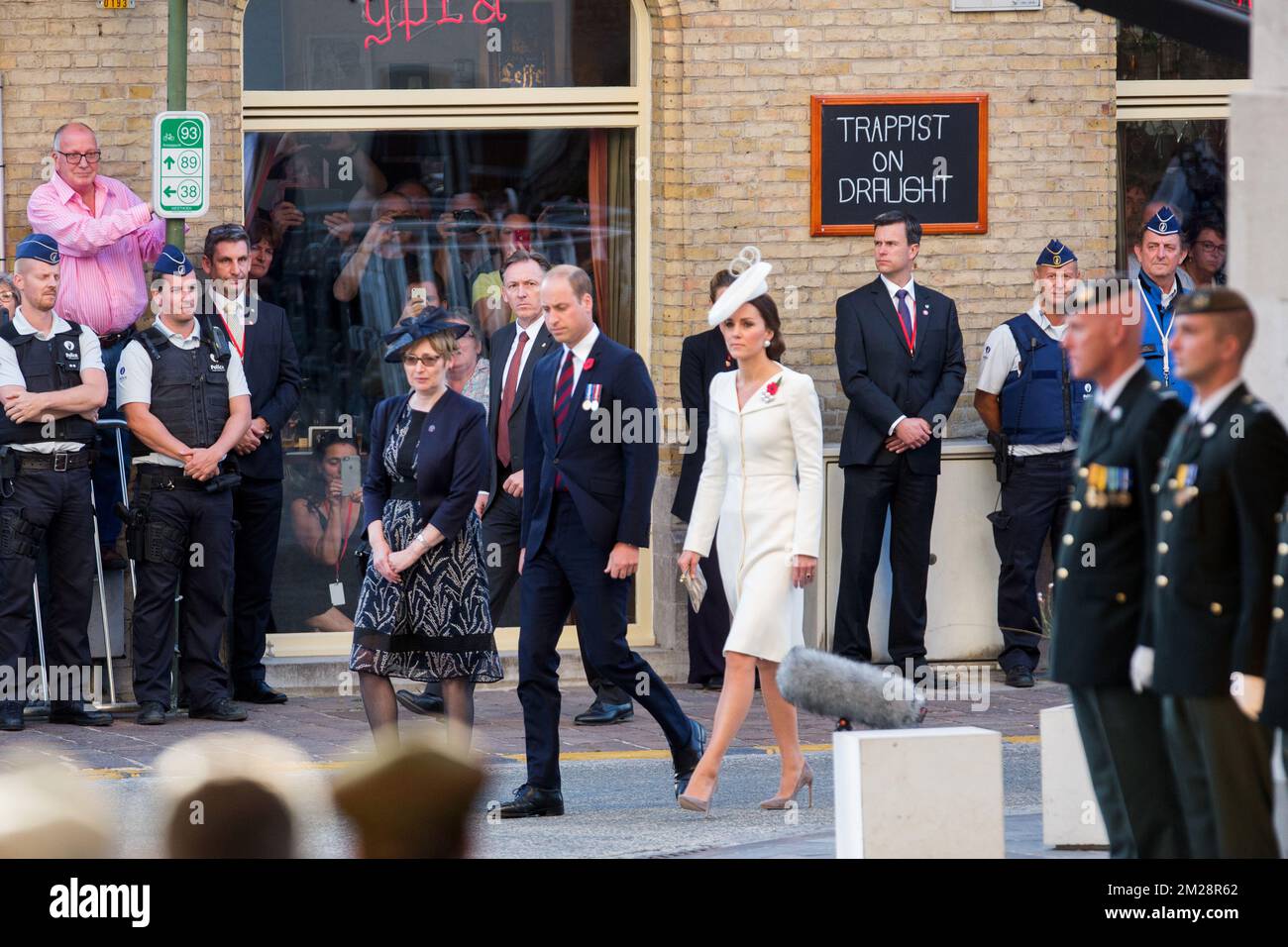 Ambasciatore britannico in Belgio, Alison Rose, Principe britannico William, Duca di Cambridge e Principessa britannica Kate, la Duchessa di Cambridge arrivano per la cerimonia dell'ultimo Post alla Commissione delle tombe del Commonwealth Ypres Memorial al Menenpoort di Ieper (Menin Gate, Ypres) Parte della commemorazione per il centario di Passchendaele, la terza battaglia di Ypres il 30th e 31st luglio 2017, domenica 30 luglio 2017. BELGA FOTO PISCINA ALAIN ROLLAND Foto Stock