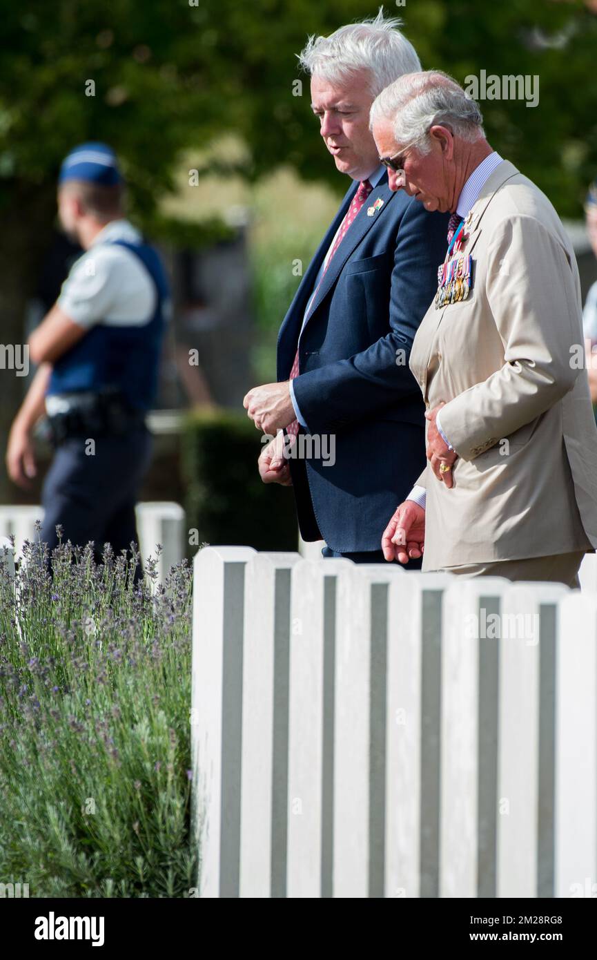 Primo ministro del Galles Carwyn Jones e il principe britannico Charles, Principe del Galles, raffigurati durante una visita al cimitero di Artillery Wood, che comprende le tombe dei poeti Hedd Wyn e Francis Ledwidge, entrambi uccisi durante la battaglia di Passchendaele, parte degli eventi commemorativi per il centenario di Passchendaele, La terza battaglia di Ypres il 30th e 31st luglio 2017, lunedì 31 luglio 2017. BELGA FOTO PISCINA MELANIE WENGER Foto Stock