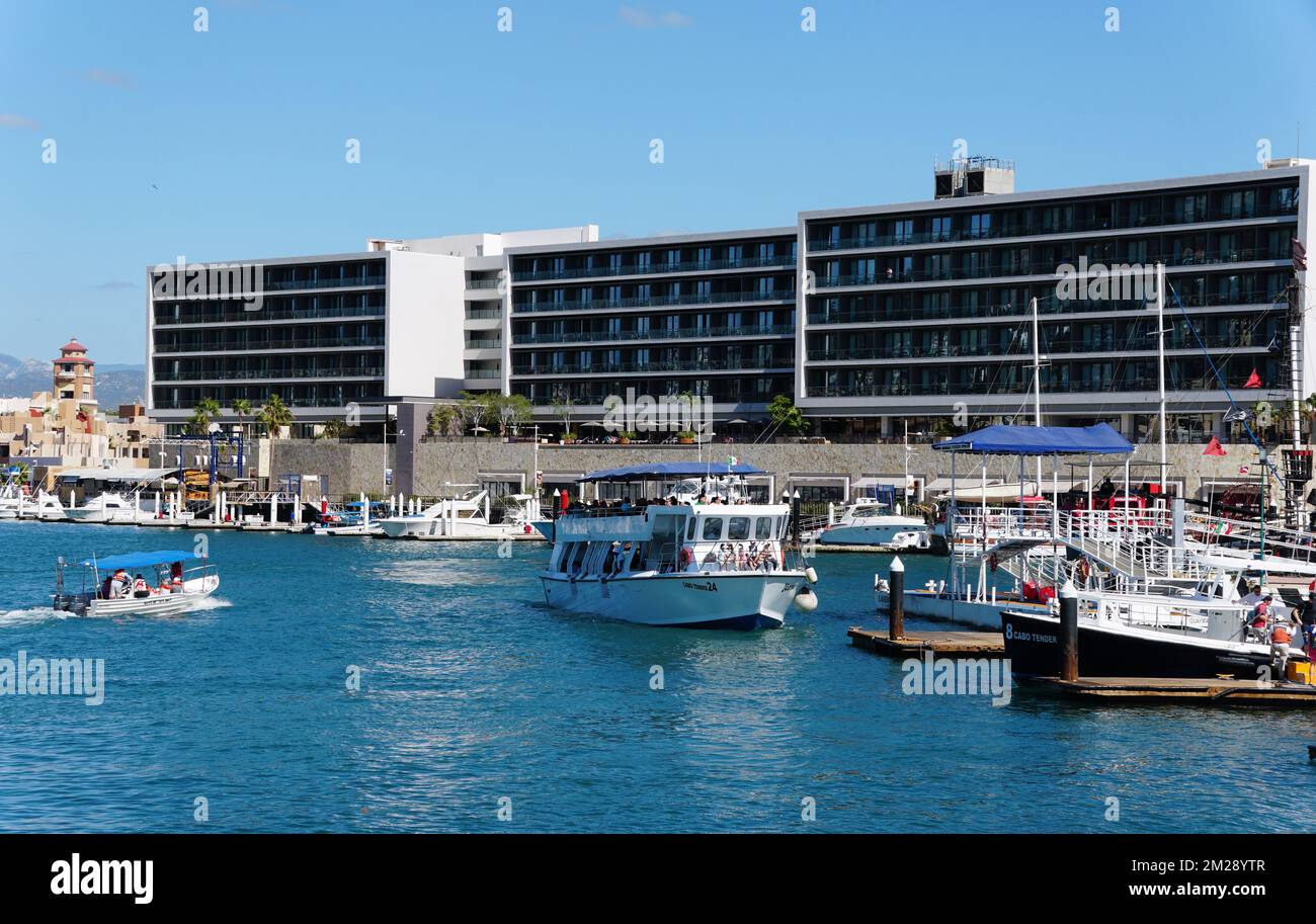 Cabo San Lucas, Messico - 7 novembre 2022 - la vista del porto e delle barche a motore che trasportano i passeggeri della nave da crociera dalla baia Foto Stock