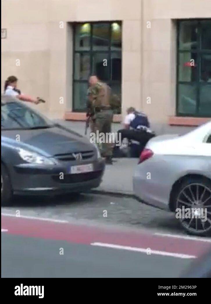 ATTENZIONE REDATTORI: MIGLIORE QUALITÀ DISPONIBILE la scena in cui un uomo ha attaccato i soldati con un coltello ed è stato sparato nel Boulevard Emile Jacqmain - Emile Jacqmainlaan nel centro della città di Bruxelles, venerdì 25 agosto 2017. FOTO DI BELGA SCREENGRAB Foto Stock