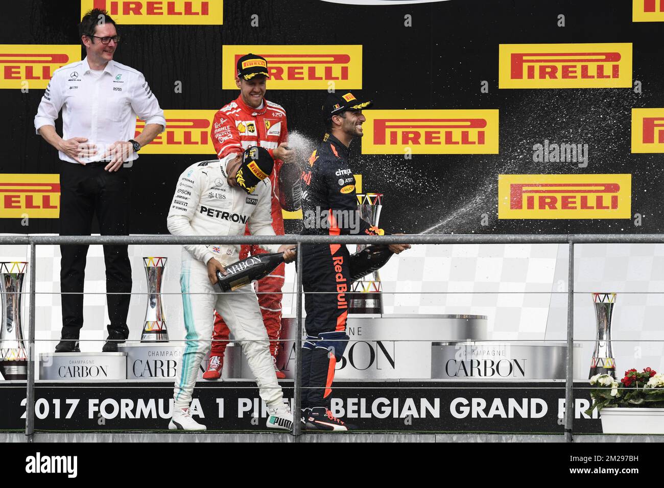 Il pilota britannico Mercedes Lewis Hamilton, Andy Cowell Managing Director di Mercedes AMG, il pilota tedesco della Ferrari Sebastian Vettel e il pilota australiano della Red Bull Daniel Ricciardo, nella foto del Gran Premio di Formula uno di Spa-Francorchamps in Belgio, domenica 27 agosto 2017. FOTO DI BELGA NICOLAS LAMBERT Foto Stock