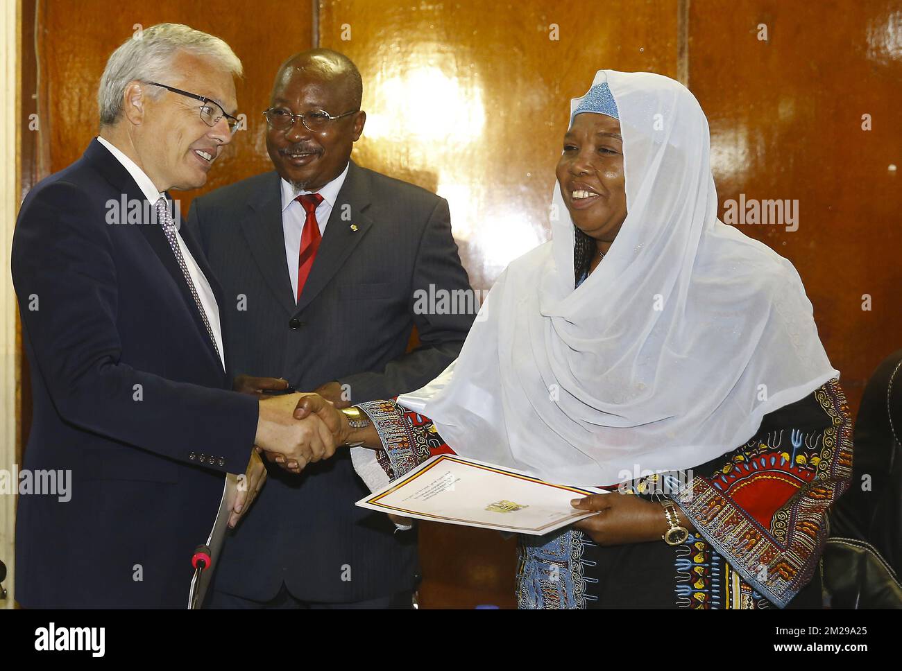 Il vice primo ministro e ministro degli Affari esteri Didier Reynders, il ministro della pubblica sicurezza e dell'immigrazione Ahmat Mahamat Bachir e il segretario di Stato agli affari esteri Haoua Outman Djamena si incontrano a N'Djamena, Repubblica del Ciad, il quarto giorno di una visita di lavoro di quattro giorni del ministro degli Affari esteri belga in Ciad e Mali, Giovedì 31 agosto 2017. FOTO DI BELGA NICOLAS MAETERLINCK Foto Stock