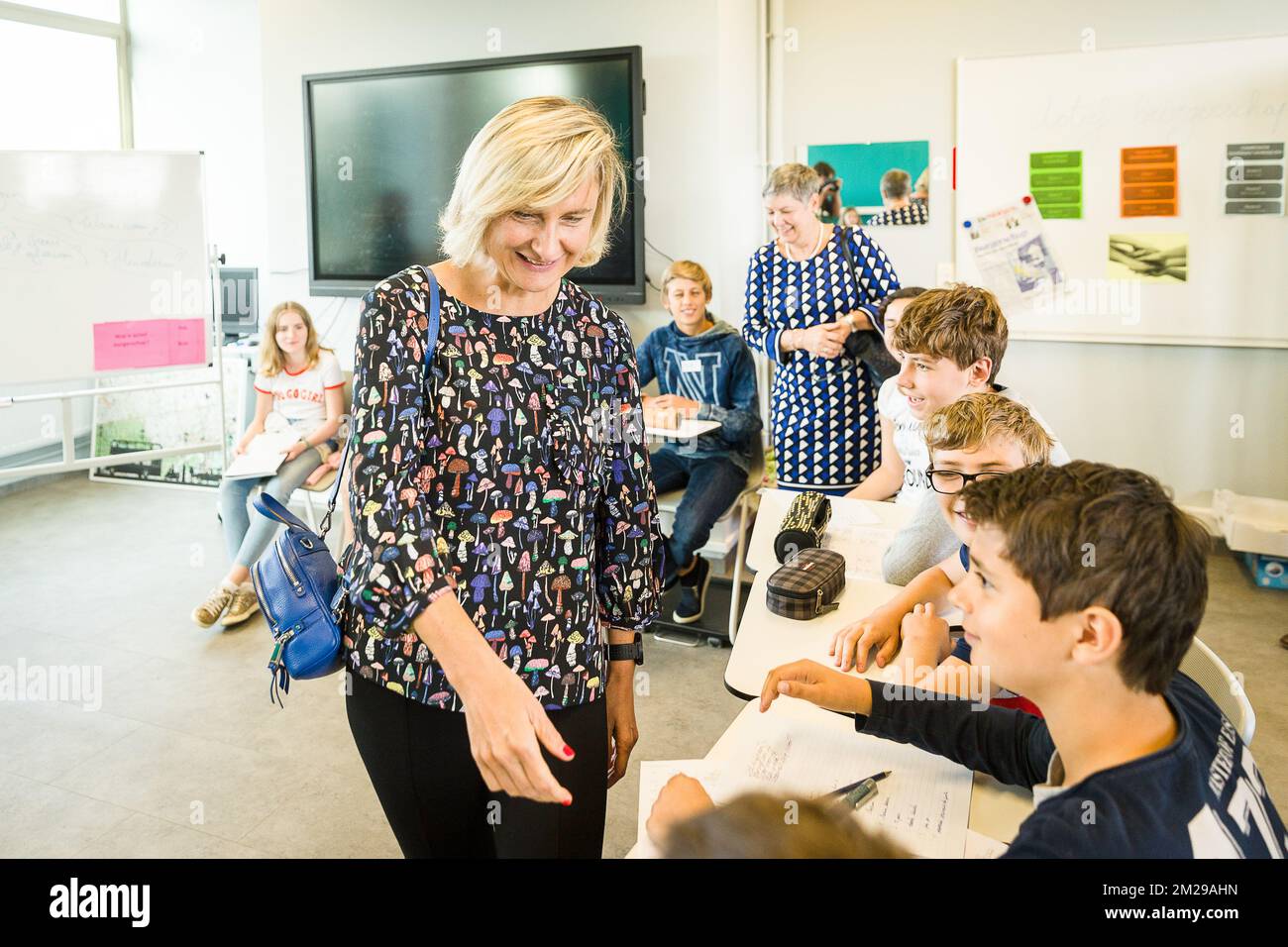 Il Ministro fiammingo dell'Istruzione Hilde Crevits ha fatto una foto durante una visita a una scuola di De Pinte, in occasione del primo giorno del nuovo anno scolastico, venerdì 01 settembre 2017. FOTO DI BELGA JAMES ARTHUR GEKIERE Foto Stock