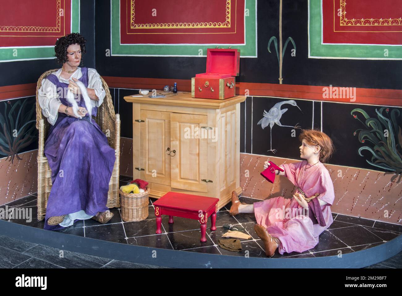 Diorama raffigurante figure a grandezza naturale raffiguranti una donna che gira con il corno e la figlia in una villa romana, Echternach, Lussemburgo | Diorama montrant femme avec fuseau et sa fusaiole au center d'information du Villa Romaine d'Echternach, Lussemburgo 25/08/2017 Foto Stock