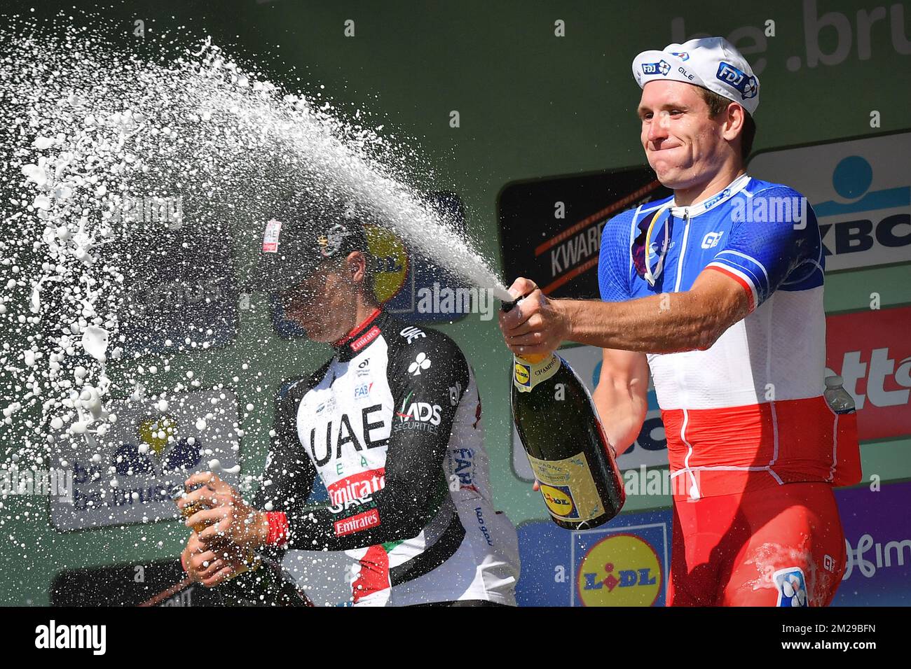 Lo sloveno Marko Kump degli Emirati Arabi Uniti Abu Dhabi e il francese Arnaud Demare della FDJ festeggiano sul podio con champagne dopo la 5th edizione della gara ciclistica 'Brussels Cycling Classic', a 201,3 km da e per Bruxelles, sabato 02 settembre 2017. FOTO DI BELGA DAVID STOCKMAN Foto Stock