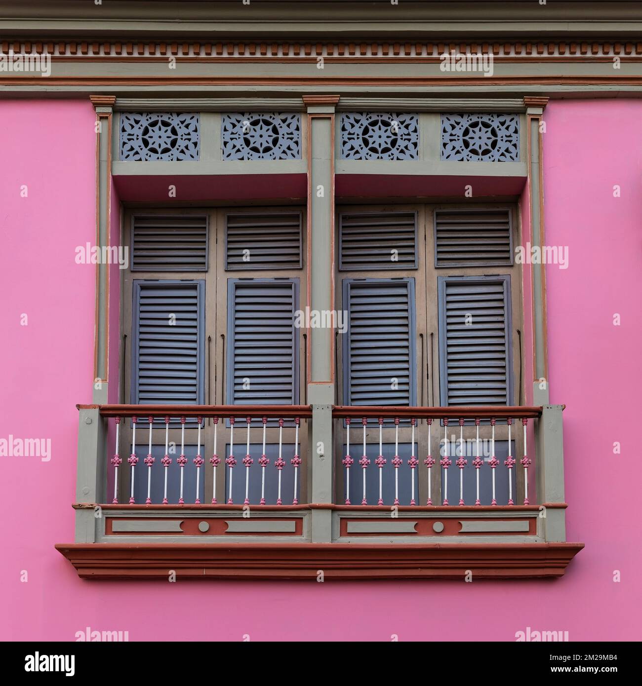Architettura di balcone in stile coloniale con facciata rosa, Guayaquil, Ecuador. Foto Stock