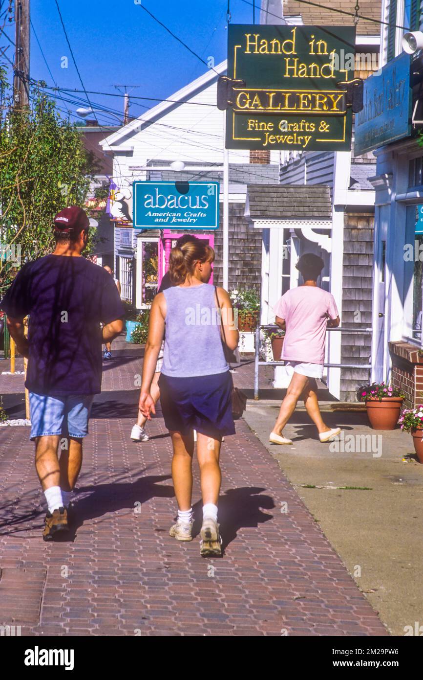 Una coppia a piedi dai negozi a Boothbay Harbor, Maine Foto Stock