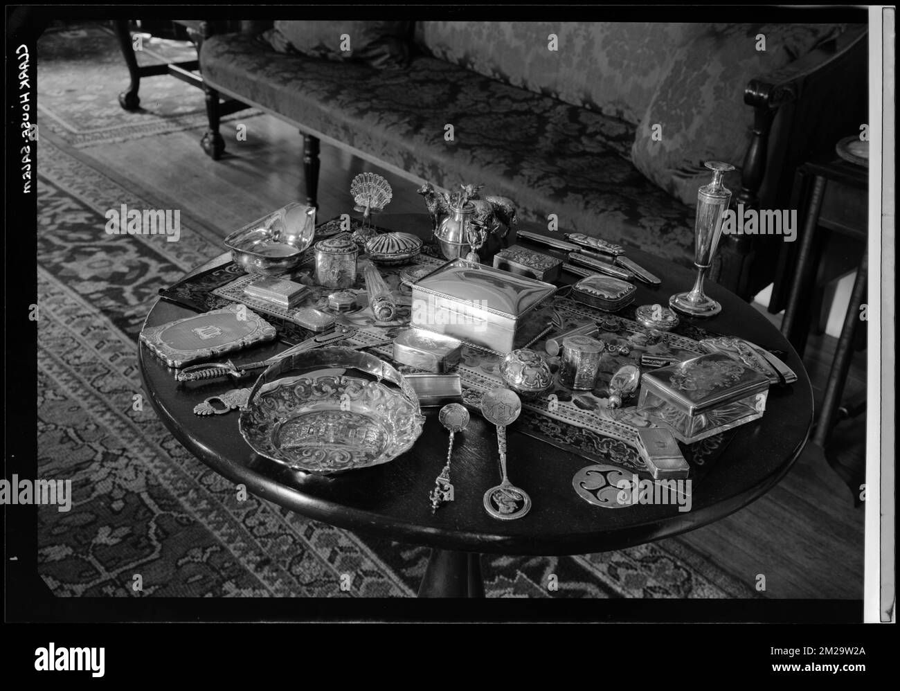 Clark House, Salem: Interno, tavolo pieno di piccoli pezzi d'argento, arredamento. Samuel Chamberlain Fotografia negatives Collection Foto Stock