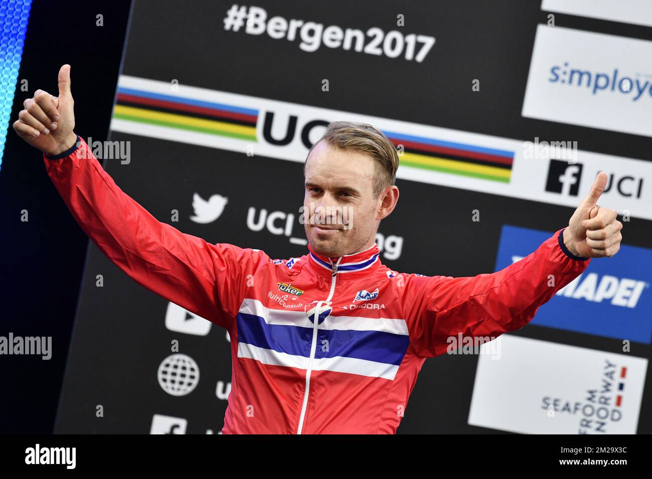 Alexander Kristoff, norvegano di Katusha-Alpecin, festeggia sul podio dopo la gara d'élite maschile in occasione dei Campionati mondiali di ciclismo su strada UCI 2017 a Bergen, Norvegia, domenica 24 settembre 2017. FOTO DI BELGA YORICK JANSENS Foto Stock