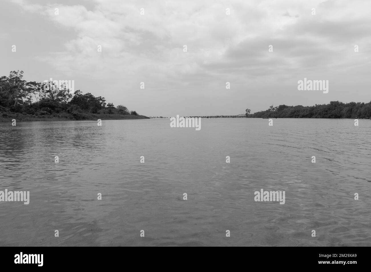 Bella fotografia in bianco e nero della foce del fiume palomino con riflesso del cielo Foto Stock