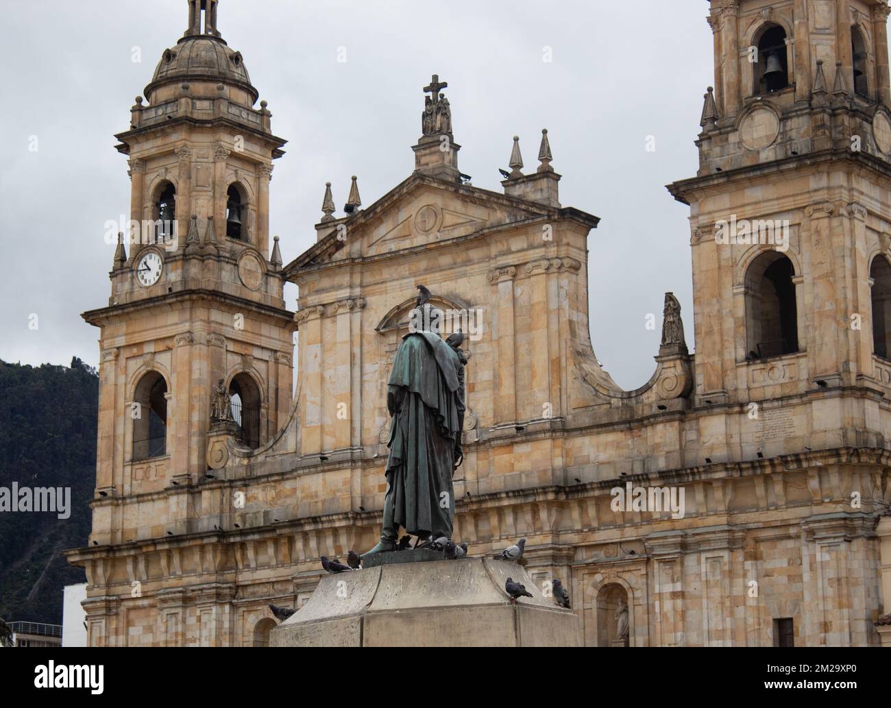 Statua di Simn Bolivar situata in piazza Bolivar e Cattedrale primaria di Bogota dietro. Monumenti storici e religiosi della Colombia Foto Stock