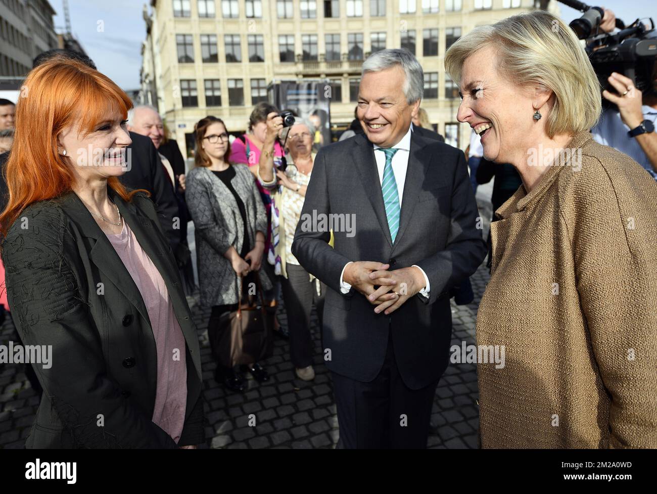 La cantante Axelle Red, vice primo ministro e ministro degli Esteri Didier Reynders e la principessa Astrid del Belgio hanno raffigurato durante una visita regale all'inaugurazione della mostra fotografica 'pour un monde sans mines - voor een wereld zonder landmijn' (per un mondo senza mine terrestri), venerdì 29 settembre 2017 a Bruxelles. FOTO DI BELGA ERIC LALMAND Foto Stock