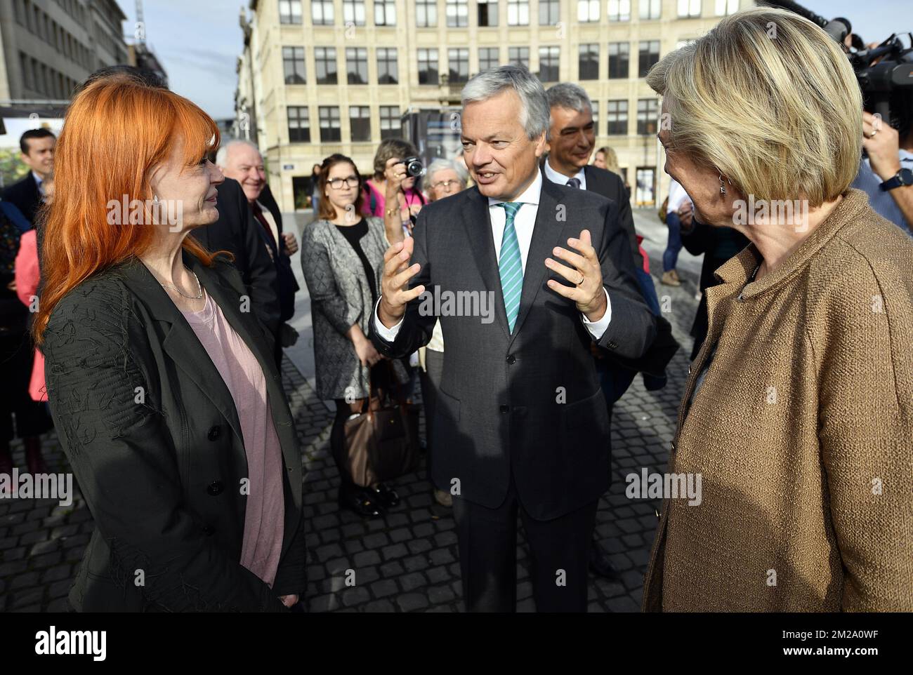 La cantante Axelle Red, vice primo ministro e ministro degli Esteri Didier Reynders e la principessa Astrid del Belgio hanno raffigurato durante una visita regale all'inaugurazione della mostra fotografica 'pour un monde sans mines - voor een wereld zonder landmijn' (per un mondo senza mine terrestri), venerdì 29 settembre 2017 a Bruxelles. FOTO DI BELGA ERIC LALMAND Foto Stock