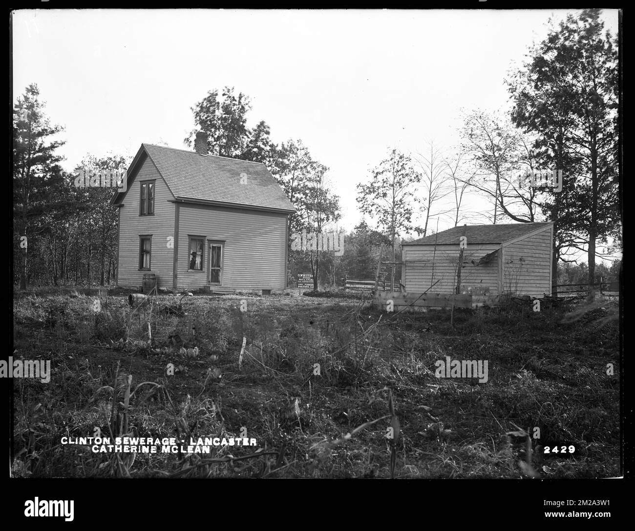 Clinton fognatura, Catherine McLean casa, sul lato ovest di High Street, angolo di Mill Street, da ovest e da nord, Lancaster, Mass., 7 novembre 1898 , acquedotto, serbatoi strutture di distribuzione dell'acqua, immobiliare Foto Stock