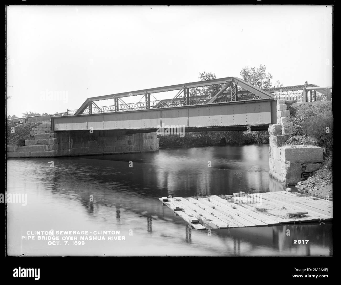 Rete fognaria Clinton, ponte sul fiume Nashua, Clinton, Mass., 7 ottobre 1899 , acquedotti, trattamento delle acque reflue, condotti di tubazioni, ponti opere costruite Foto Stock