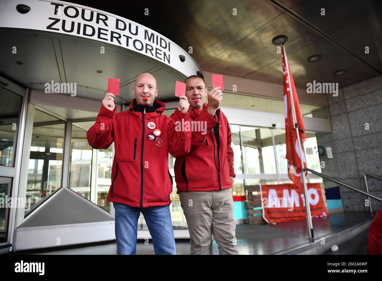 Linea picket con cartellino rosso raffigurata al 'tour du midi' 'zuidertoren' durante uno sciopero generale chiamato da FGTB-CGSP/ ABVV-ACOD Unione socialista, martedì 10 ottobre 2017, a Bruxelles. BELGA FOTO CAMILLE DELANNOIS Foto Stock