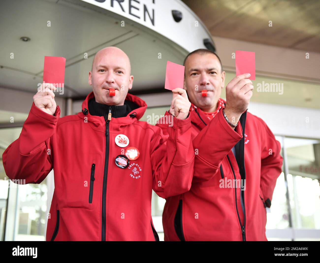 Linea picket raffigurata a 'tour du midi' 'zuidertoren' durante uno sciopero generale chiamato da FGTB-CGSP/ ABVV-ACOD Unione socialista, martedì 10 ottobre 2017, a Bruxelles. BELGA FOTO CAMILLE DELANNOIS Foto Stock