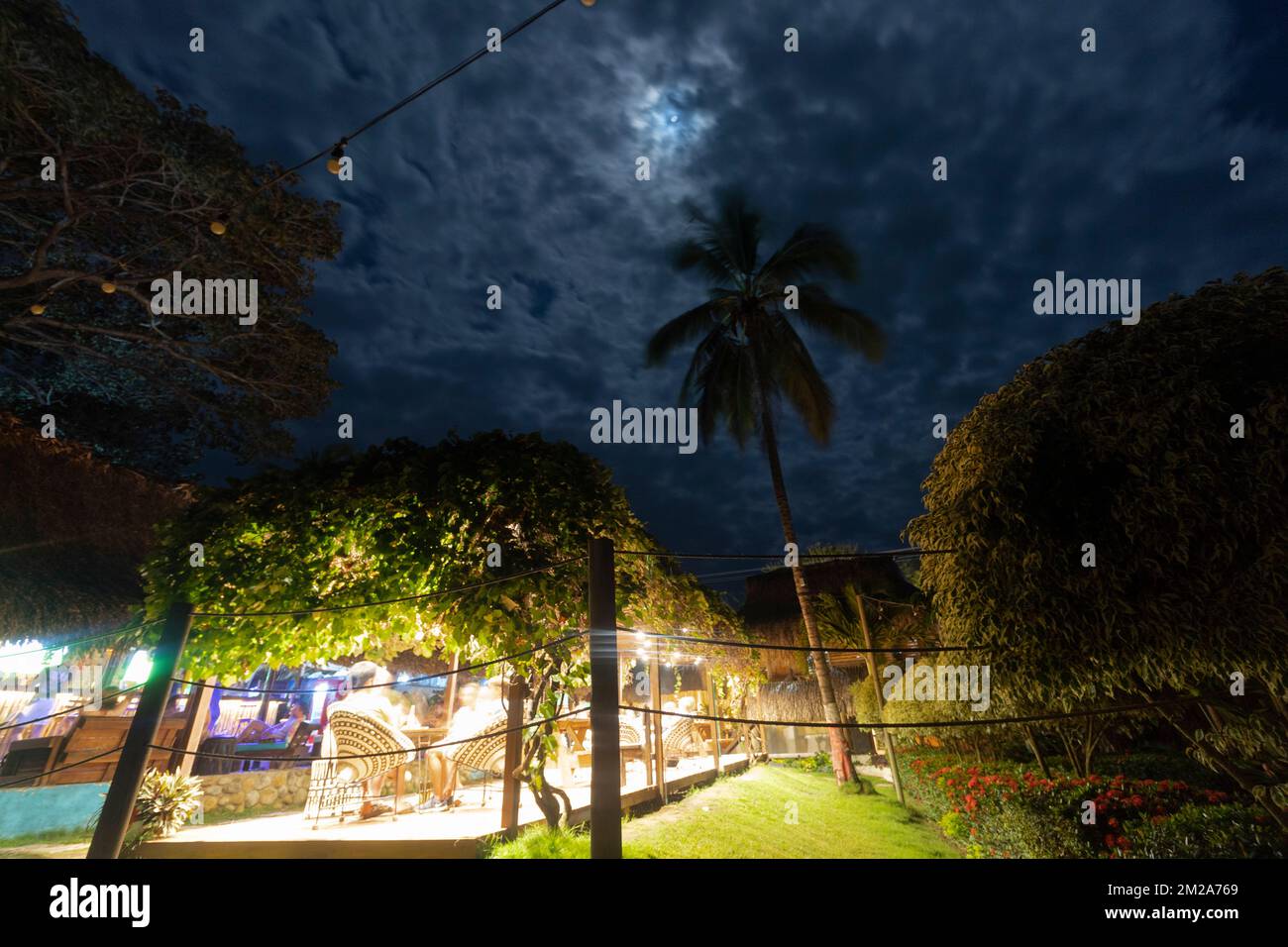 Bella scena vicino di Guajira colombia ostello con cielo nuvoloso e luna piena. Foto Stock