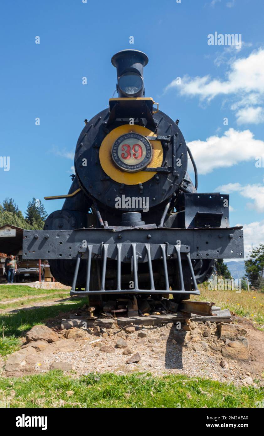 Un'antica locomotiva nera e gialla nella giornata di sole Foto Stock