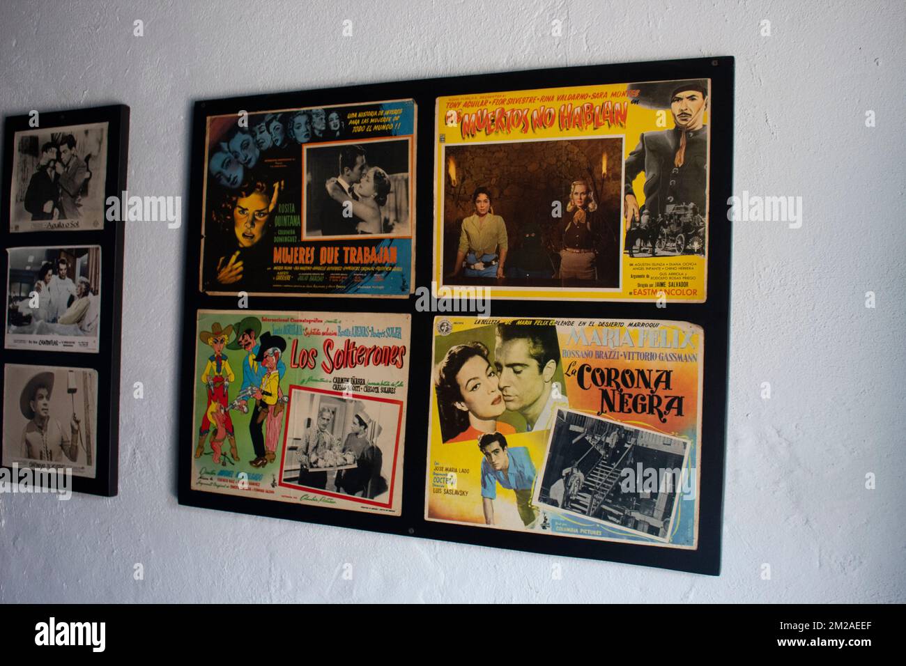 Manifesti di vecchi film messicani in un vecchio cinema colombiano Foto Stock