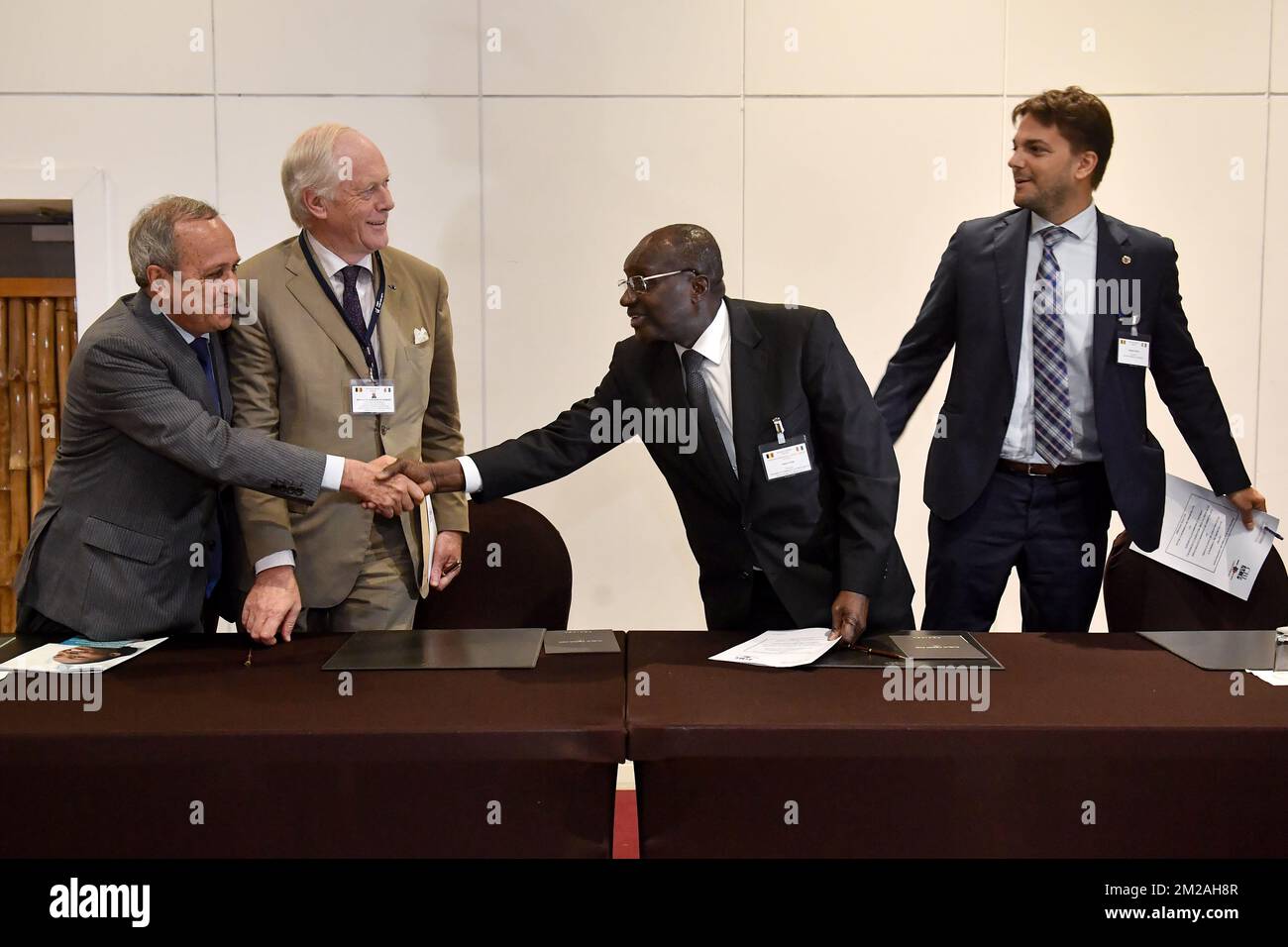 Maximilien Lemaire, CBL-ACP, Barone Bernard de Gerlache, Faman Touré, CCI-ci e Frederic Stiels, raffigurati durante una cerimonia di firma il terzo giorno di una missione economica di quattro giorni presieduta dalla principessa Astrid, martedì 24 ottobre 2017 ad Abidjan, Costa d'Avorio. FOTO DI BELGA DIRK WAEM Foto Stock