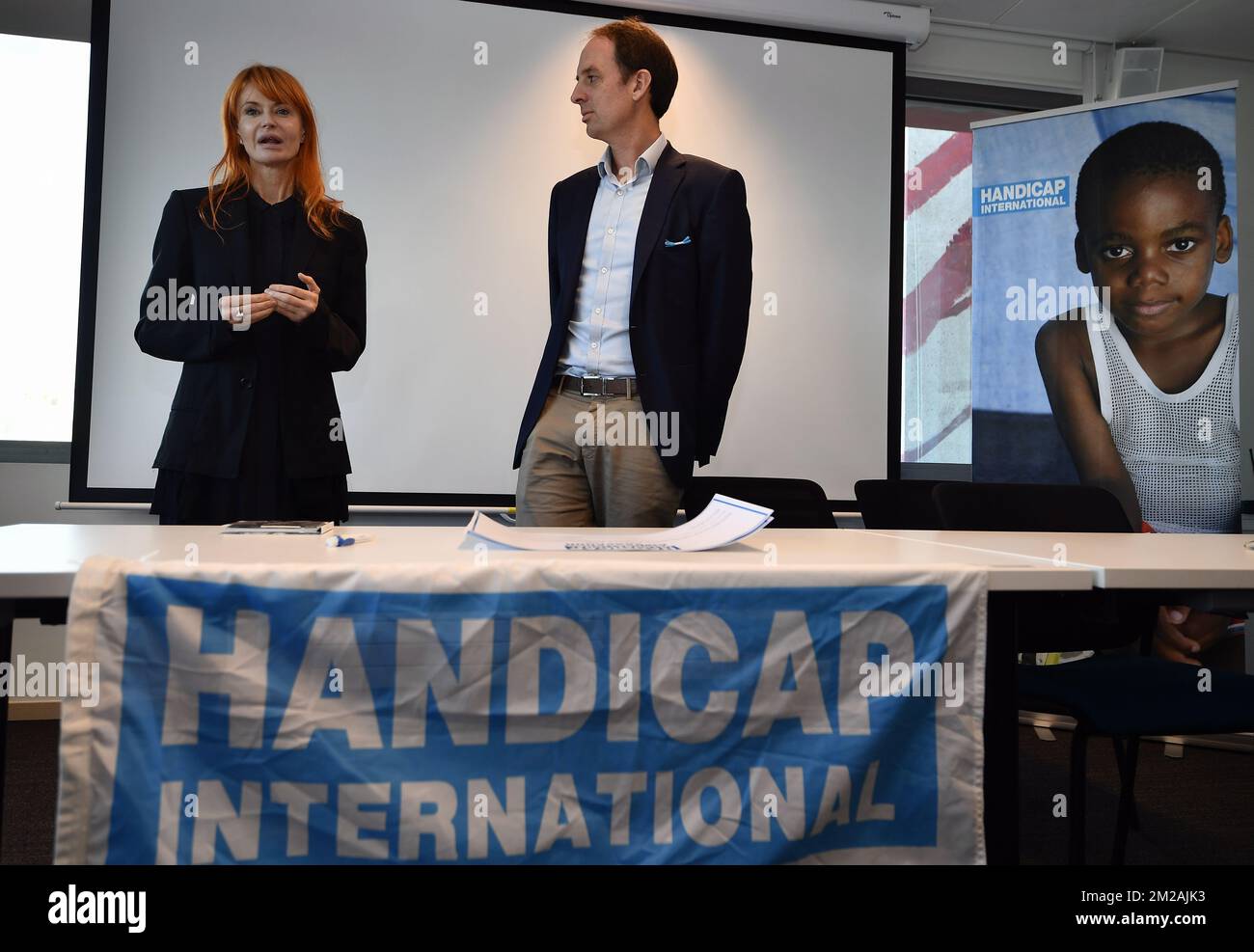 La cantante Axelle Red e Jean Van Wetter della handicap International Belgium hanno illustrato nel corso di una conferenza stampa della ONG handicap International per annunciare il loro nuovo ambasciatore, venerdì 27 ottobre 2017 a Bruxelles. FOTO DI BELGA ERIC LALMAND Foto Stock