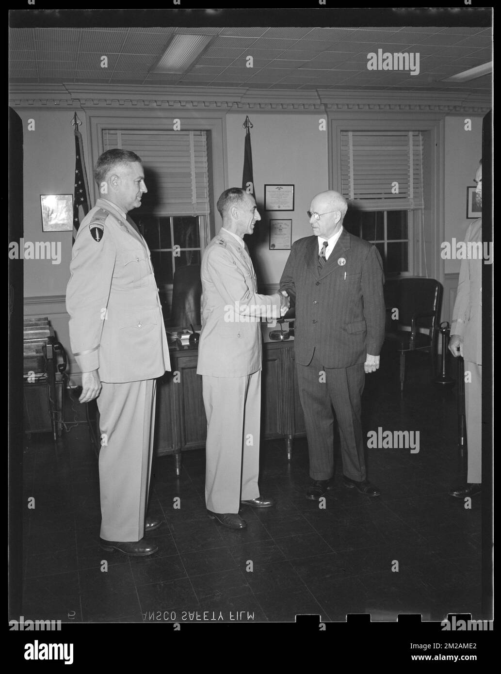 Col. Mesick con il Dr. Lester , Armerie, ufficiali militari, Messa Arsenale di Watertown. Record degli Stati Uniti Esercito operativo Foto Stock