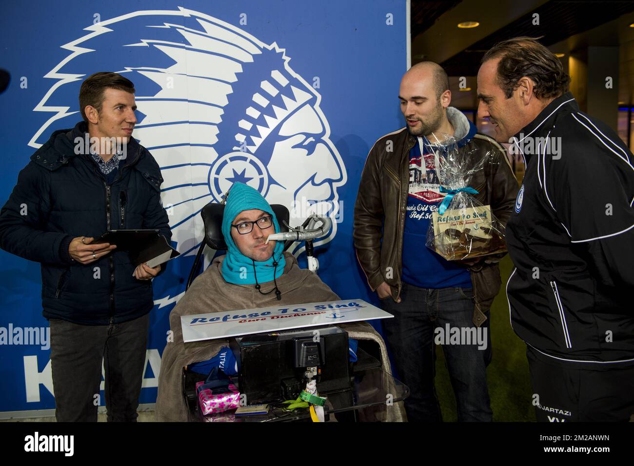 L'allenatore capo di Gent Yves Vanderhaeghe diventa padrino del progetto 'Refuse to Sink', un'organizzazione per curare la malattia muscolare di Duchenne in vista della partita della Jupiler Pro League tra KAA Gent e Standard de Liege, a Gent, venerdì 03 novembre 2017, il quattordicesimo giorno della Jupiler Pro League, Campionato di calcio belga stagione 2017-2018. FOTO DI BELGA JASPER JACOBS Foto Stock