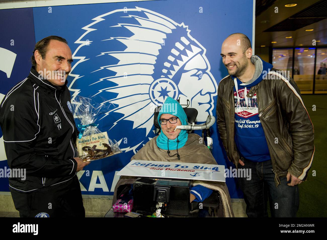 L'allenatore capo di Gent Yves Vanderhaeghe diventa padrino del progetto 'Refuse to Sink', un'organizzazione per curare la malattia muscolare di Duchenne in vista della partita della Jupiler Pro League tra KAA Gent e Standard de Liege, a Gent, venerdì 03 novembre 2017, il quattordicesimo giorno della Jupiler Pro League, Campionato di calcio belga stagione 2017-2018. FOTO DI BELGA JASPER JACOBS Foto Stock