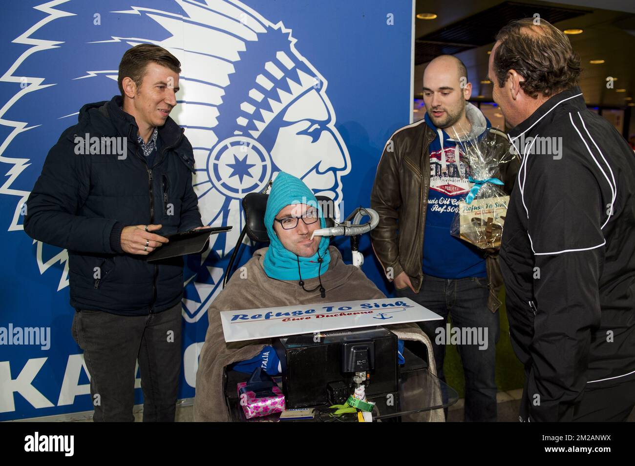 L'allenatore capo di Gent Yves Vanderhaeghe diventa padrino del progetto 'Refuse to Sink', un'organizzazione per curare la malattia muscolare di Duchenne in vista della partita della Jupiler Pro League tra KAA Gent e Standard de Liege, a Gent, venerdì 03 novembre 2017, il quattordicesimo giorno della Jupiler Pro League, Campionato di calcio belga stagione 2017-2018. FOTO DI BELGA JASPER JACOBS Foto Stock