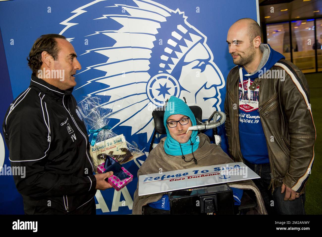 L'allenatore capo di Gent Yves Vanderhaeghe diventa padrino del progetto 'Refuse to Sink', un'organizzazione per curare la malattia muscolare di Duchenne in vista della partita della Jupiler Pro League tra KAA Gent e Standard de Liege, a Gent, venerdì 03 novembre 2017, il quattordicesimo giorno della Jupiler Pro League, Campionato di calcio belga stagione 2017-2018. FOTO DI BELGA JASPER JACOBS Foto Stock