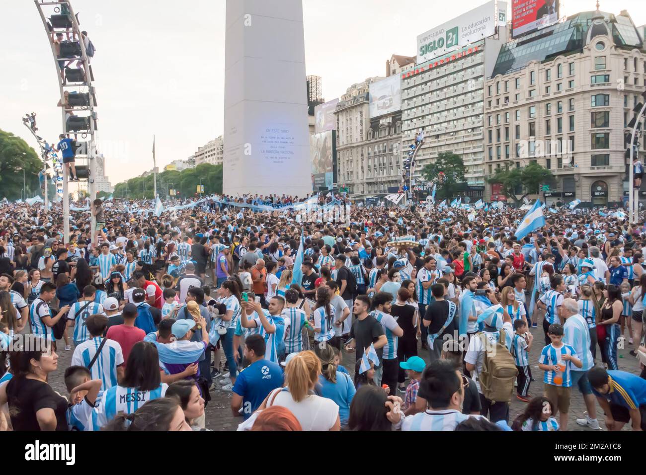 Gli appassionati di calcio argentini si riuniscono intorno all'Obelisco di Buenos Aires, in Argentina, per celebrare il raggiungimento della finale del mondo FIFA 2022 da parte della nazionale Foto Stock