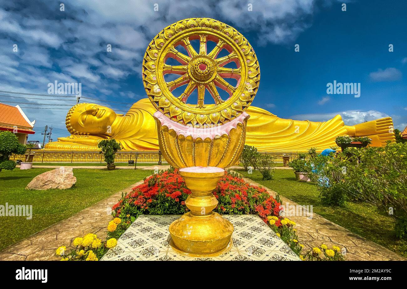 Tempio di Wat Laem Pho con Buddha dorato reclinato a Songkhla, Thailandia Foto Stock