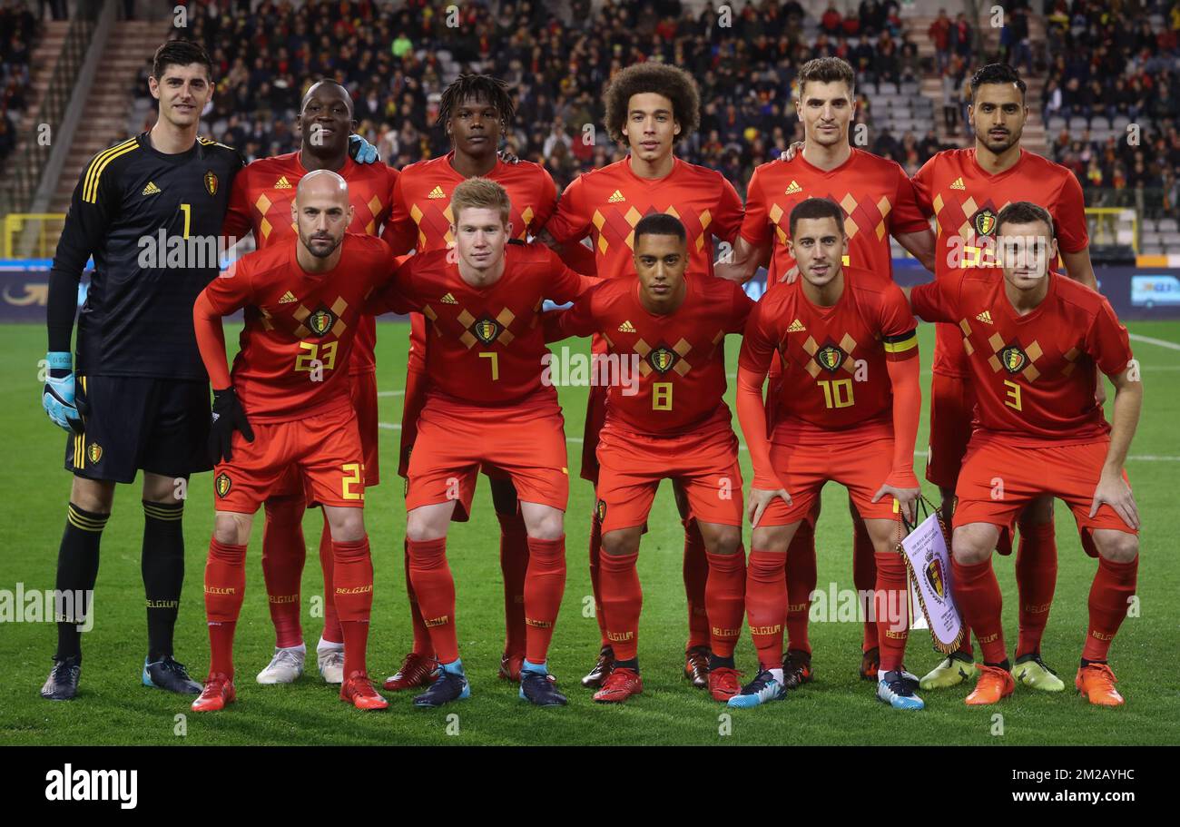 Thibaut Courtois, portiere del Belgio, Romelu Lukaku del Belgio, Dedryck Boyata del Belgio, Axel Witsel del Belgio, Thomas Meunier del Belgio, Il belga Nacer Chadli, il belga Laurent Ciman, il belga Kevin De Bruyne, il belga Youri Tielemans, l'belga Eden Hazard e il belga Thomas Vermaelen si pongono per il fotografo all'inizio di una simpatica partita di calcio tra la nazionale belga Red Devils e il Messico, venerdì 10 novembre 2017, a Brugge. BELGA PHOTO VIRGINIE LEFOUR Foto Stock